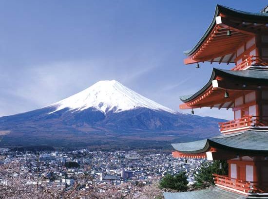 کوه فوجی یکی از سه کوه مقدس ژاپن است.