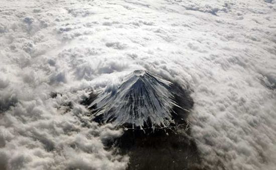 کوه فوجی یاما ژاپن در احاطه ابرها