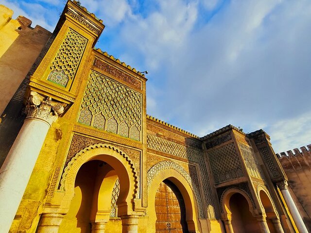 باب المنصور دروازه اصلی بین شهرقدیمی (مدینه) مکناس و منطقه ای است که به آن شهر شاهنشاهی گفته می شود.